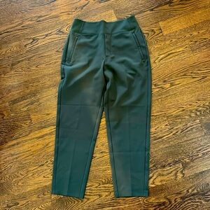 Athleta stretchy pants, zipper pockets. Banded waist. Size 6